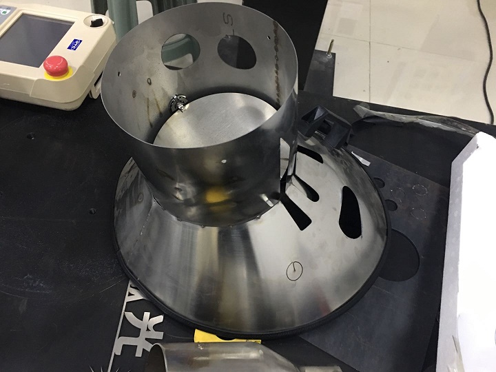 机械手激光切割异形金属件