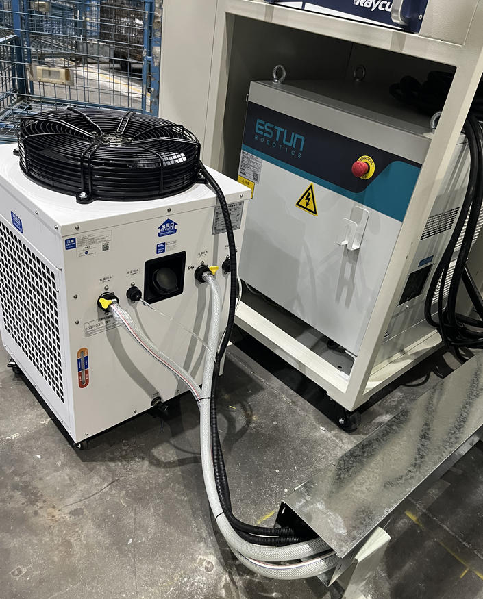 机械手三维激光切割机器人安装现场